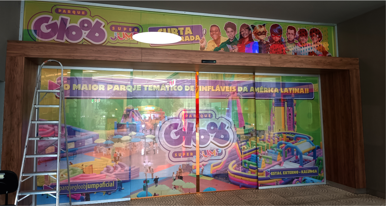 realcom_servicos_adesivacao_vidro_perfurado_shopping_gloob